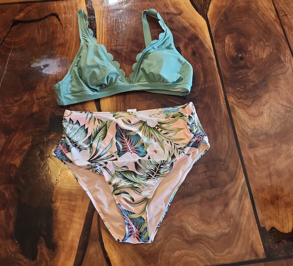 Cupshe Green and Leaf Print Bikini Set - Picture 1 of 2